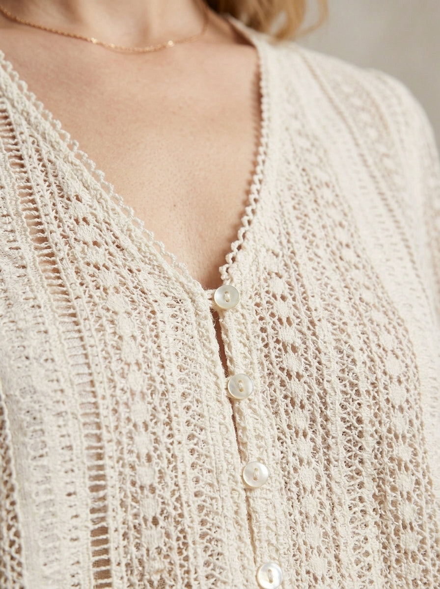 Isabelle · Blouse à col en V profond et texture ajourée