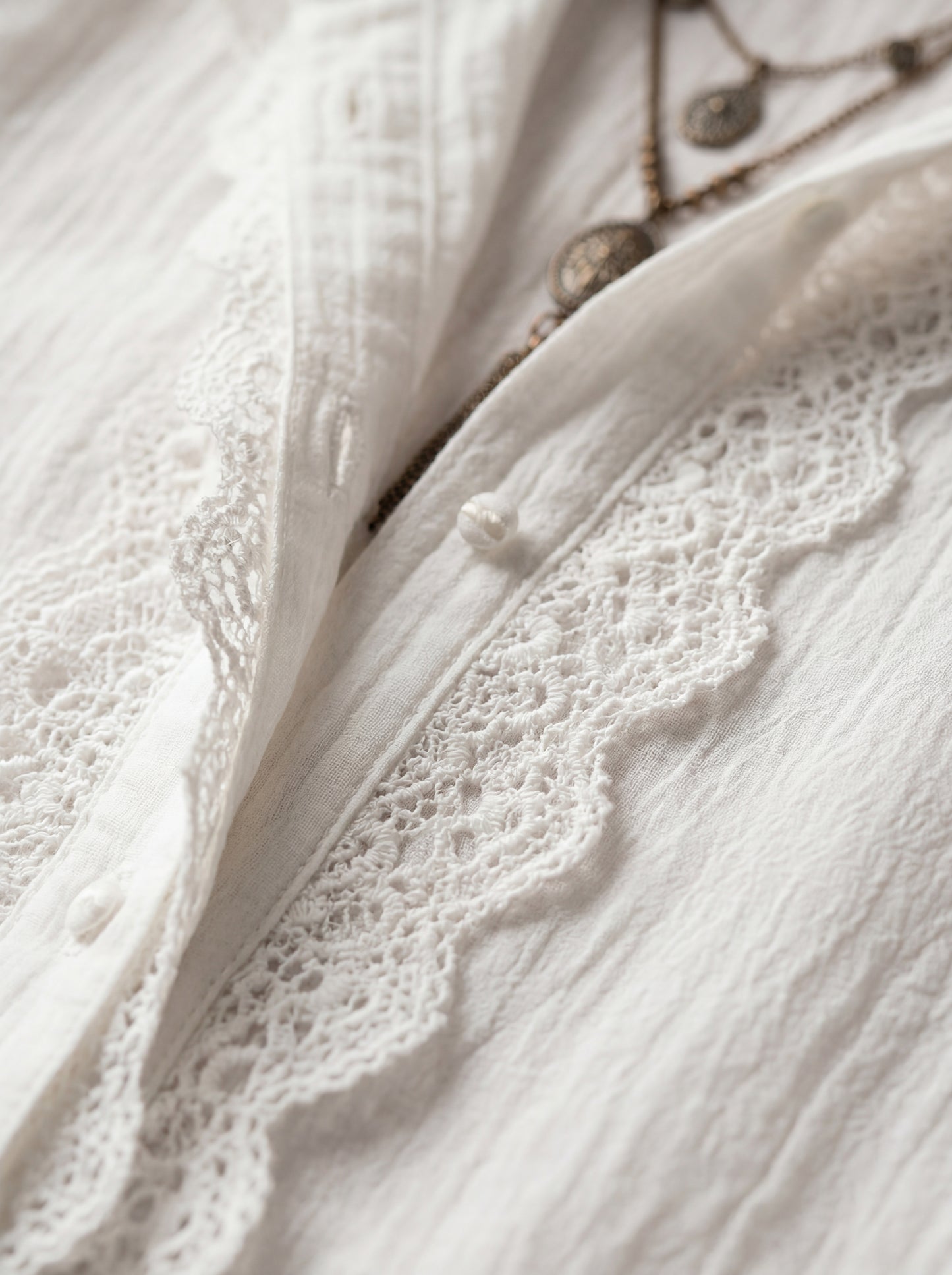 Thérèse · Blouse romantique à col et manchettes en dentelle