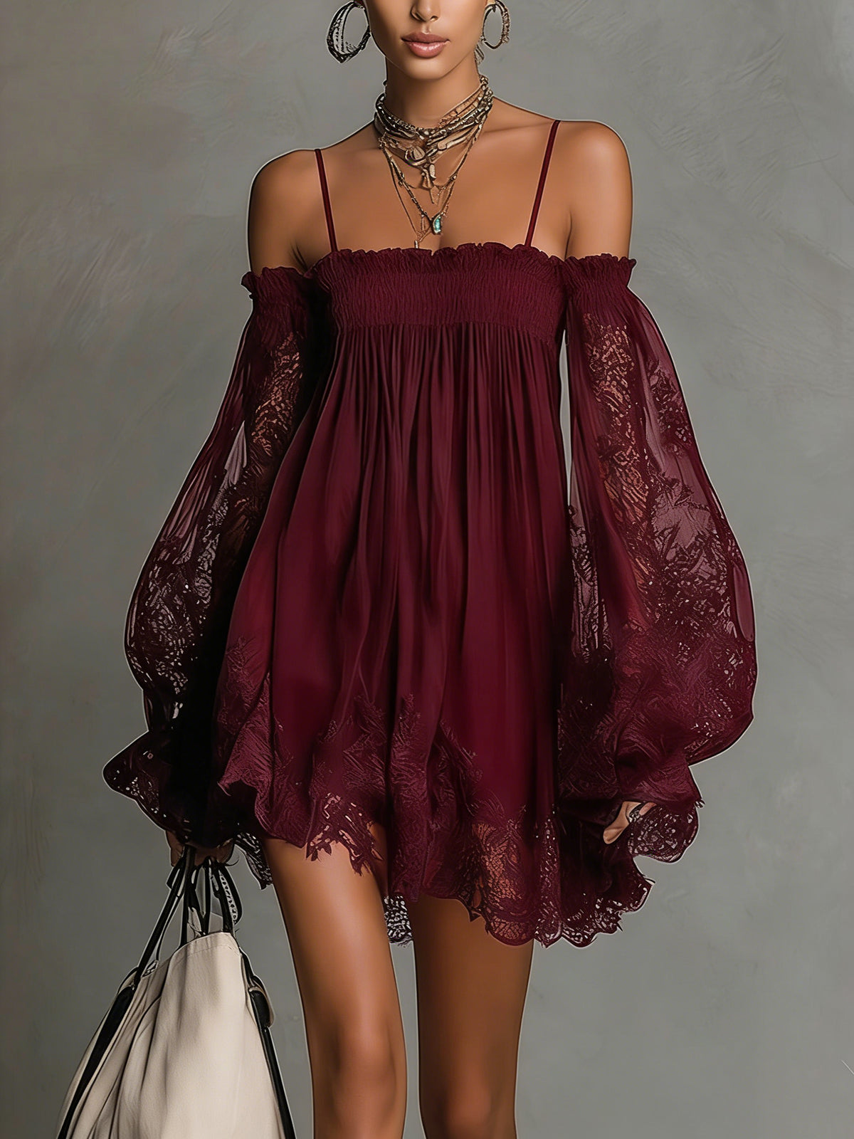 Noemi • Robe mini en chiffon bleu marine avec décolleté épaules nues, bord en dentelle et manches transparentes