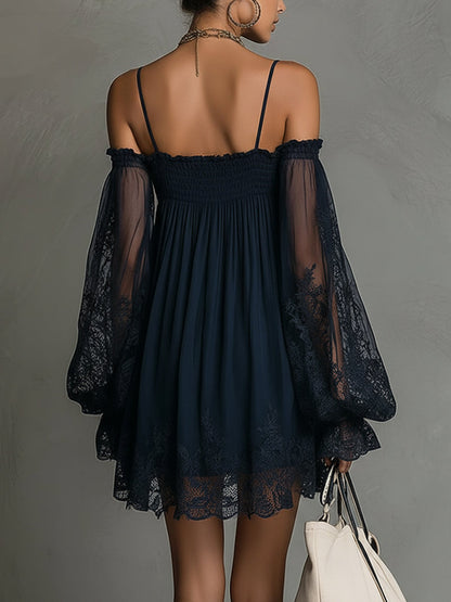 Noemi • Robe mini en chiffon bleu marine avec décolleté épaules nues, bord en dentelle et manches transparentes