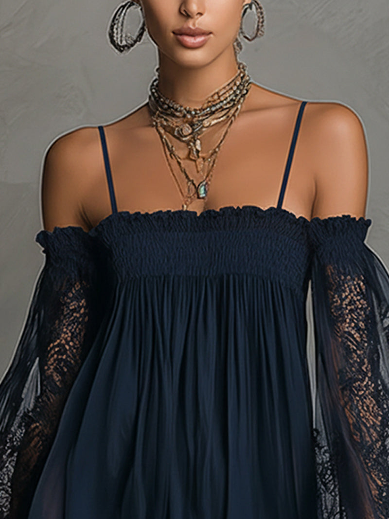 Noemi • Robe mini en chiffon bleu marine avec décolleté épaules nues, bord en dentelle et manches transparentes