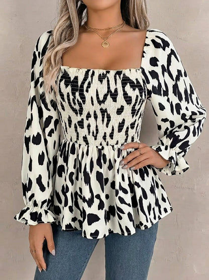Violette · Blouse à col carré et volants, imprimé animalier