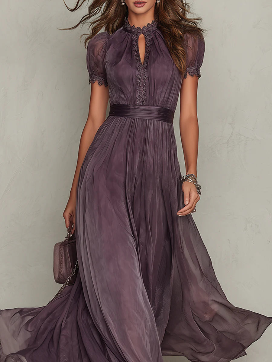 Flavia • Robe longue violette avec décolleté en forme de clé, bord en dentelle de mousseline
