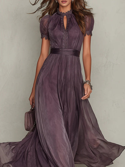 Flavia • Robe longue violette avec décolleté en forme de clé, bord en dentelle de mousseline