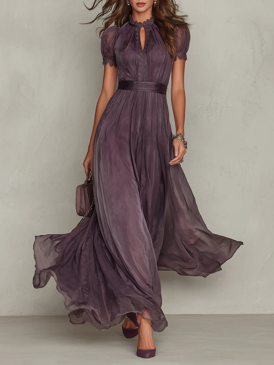 Flavia • Robe longue violette avec décolleté en forme de clé, bord en dentelle de mousseline