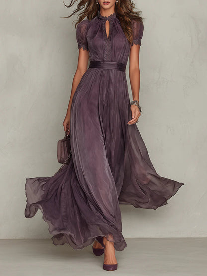Flavia • Robe longue violette avec décolleté en forme de clé, bord en dentelle de mousseline