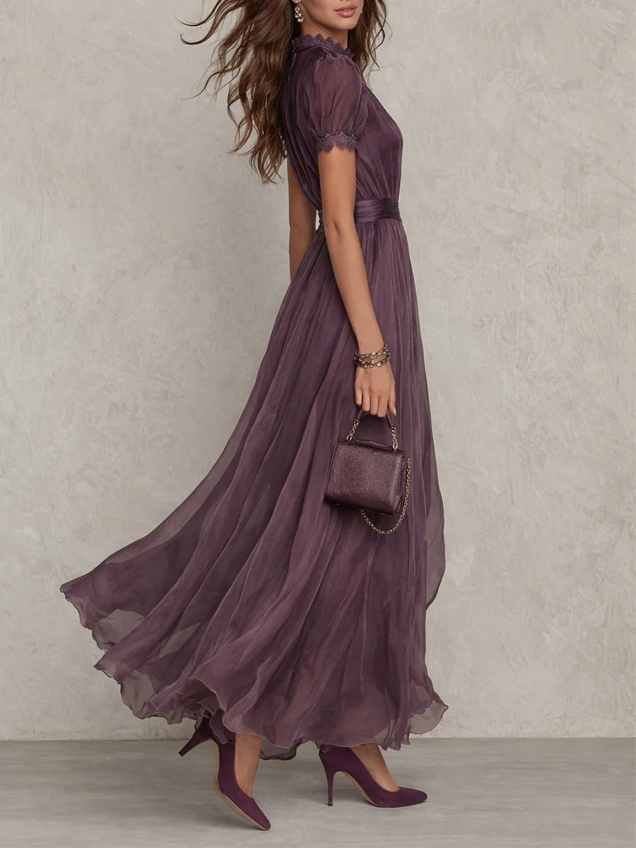 Flavia • Robe longue violette avec décolleté en forme de clé, bord en dentelle de mousseline