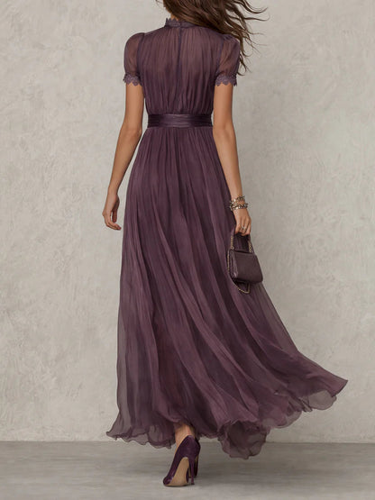 Flavia • Robe longue violette avec décolleté en forme de clé, bord en dentelle de mousseline