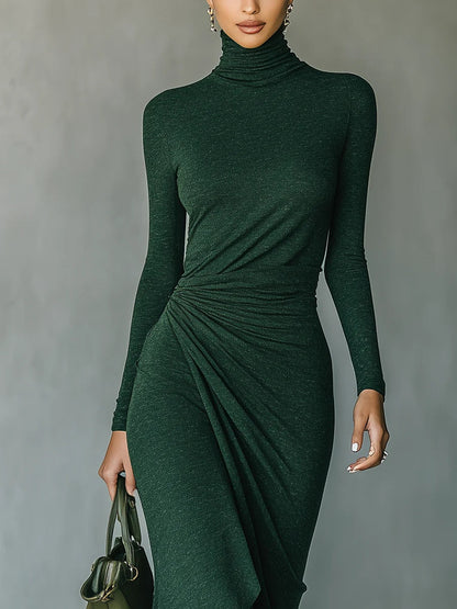 Lenora ∙ Robe midi enveloppante asymétrique avec plis et col montant vert foncé