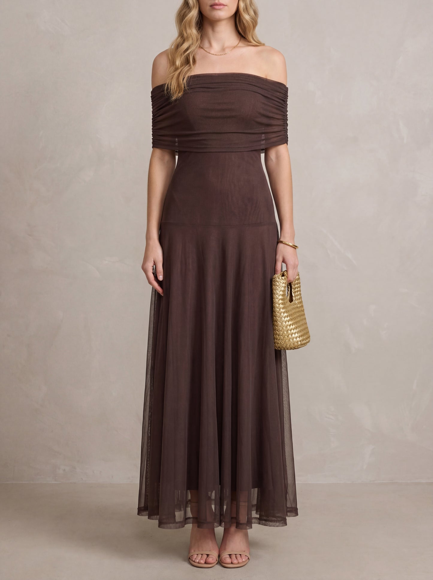 Madeleine · Robe maxi épaules dénudées, voile vaporeux et silhouette sculptée