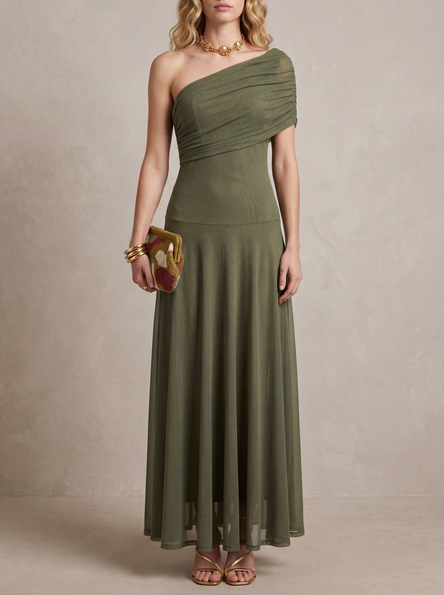 Madeleine · Robe maxi épaules dénudées, voile vaporeux et silhouette sculptée