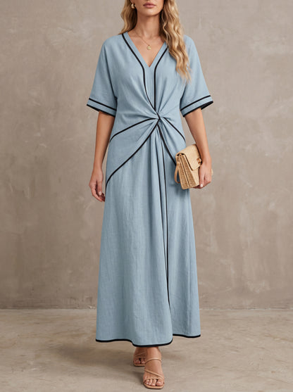 Jacqueline · Robe kaftan col V, liseré contrasté et nœud à la taille