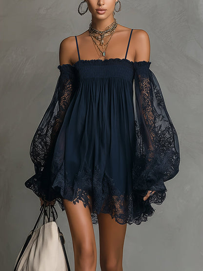 Noemi • Robe mini en chiffon bleu marine avec décolleté épaules nues, bord en dentelle et manches transparentes