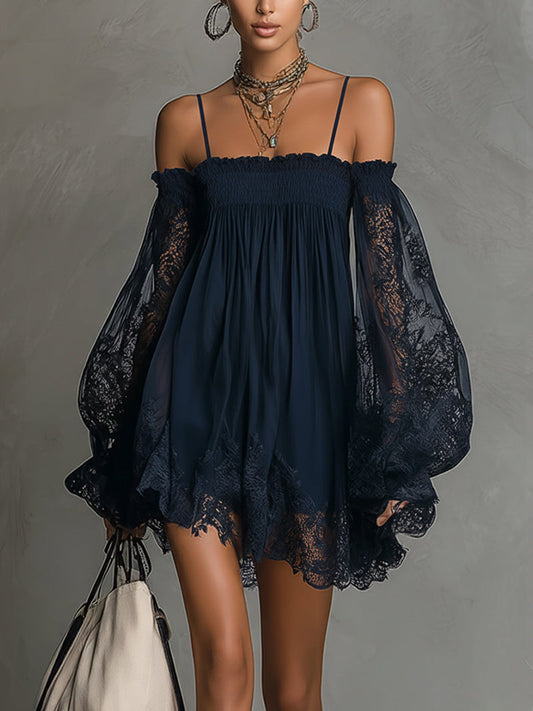 Noemi • Robe mini en chiffon bleu marine avec décolleté épaules nues, bord en dentelle et manches transparentes