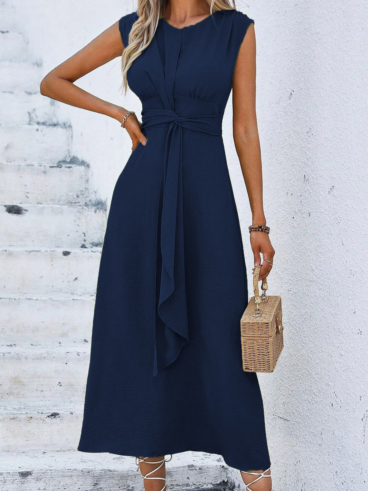 Claire · Robe midi sans manches à taille nouée