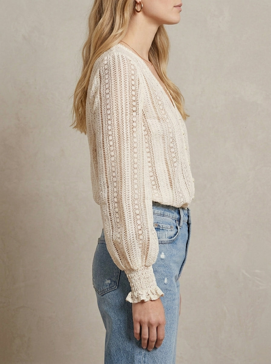Isabelle · Blouse à col en V profond et texture ajourée