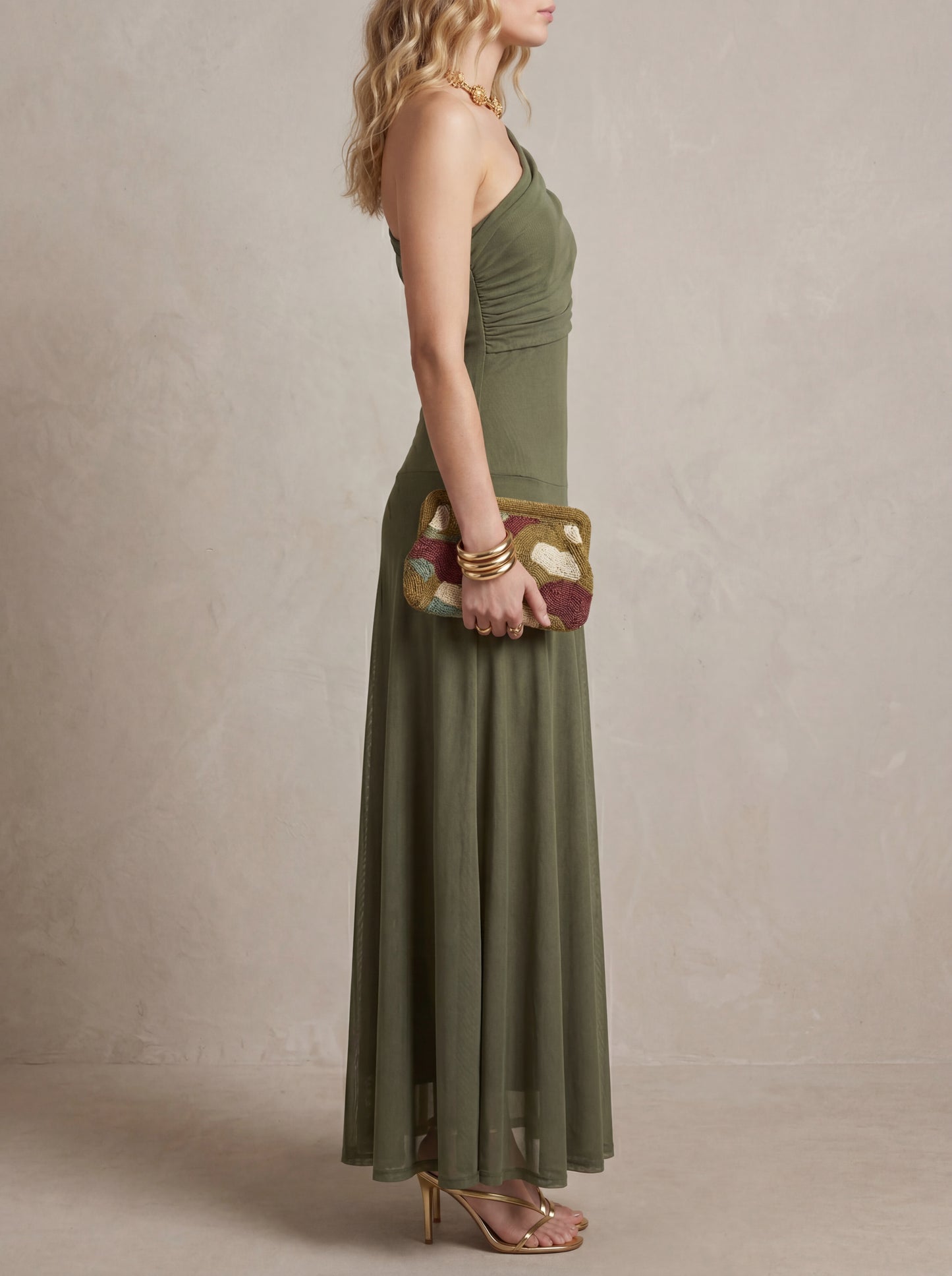 Madeleine · Robe maxi épaules dénudées, voile vaporeux et silhouette sculptée