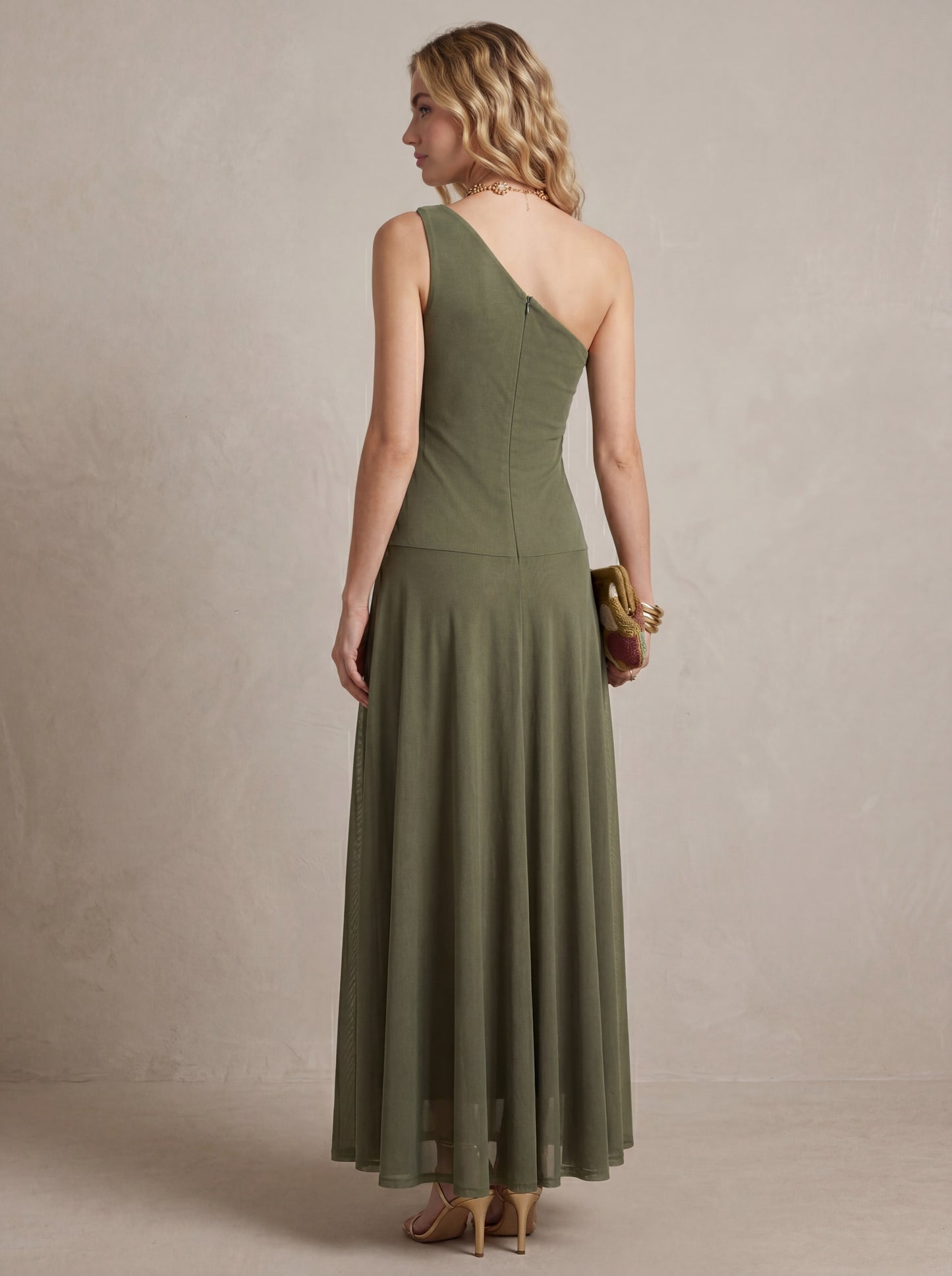 Madeleine · Robe maxi épaules dénudées, voile vaporeux et silhouette sculptée