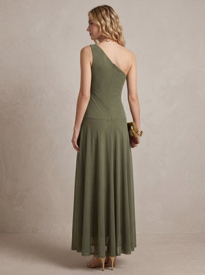 Madeleine · Robe maxi épaules dénudées, voile vaporeux et silhouette sculptée