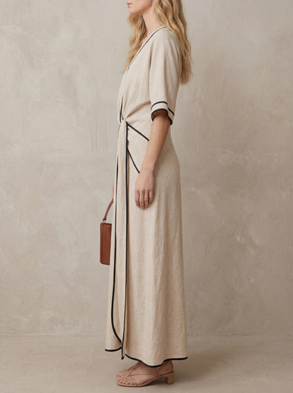 Jacqueline · Robe kaftan col V, liseré contrasté et nœud à la taille