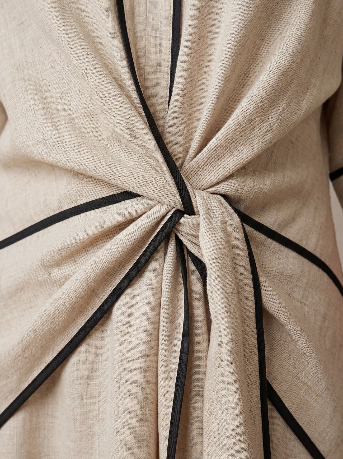 Jacqueline · Robe kaftan col V, liseré contrasté et nœud à la taille