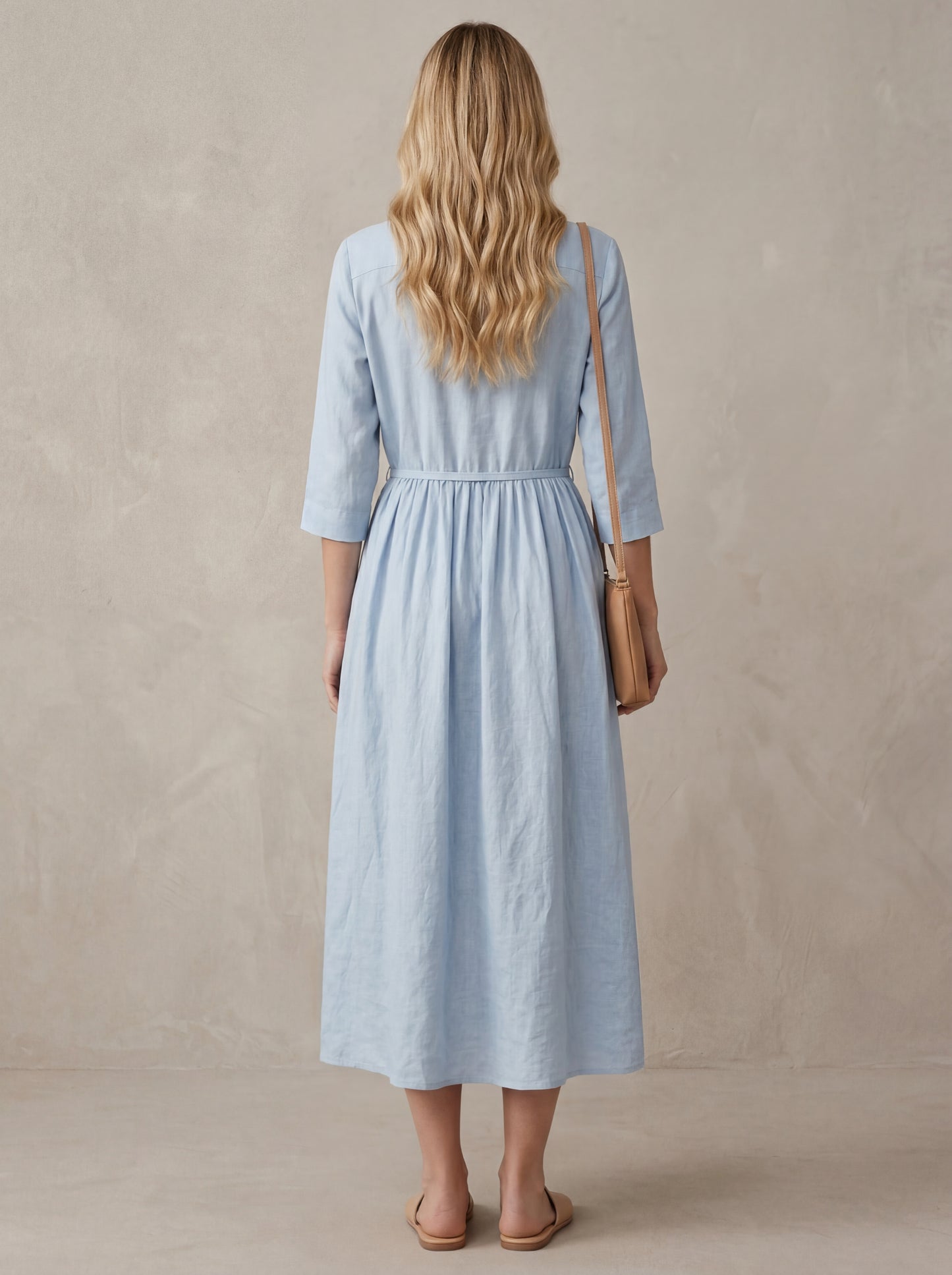 Marguerite · Robe midi bleue col claudine et lacet à la taille