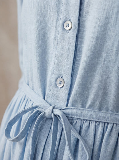 Marguerite · Robe midi bleue col claudine et lacet à la taille