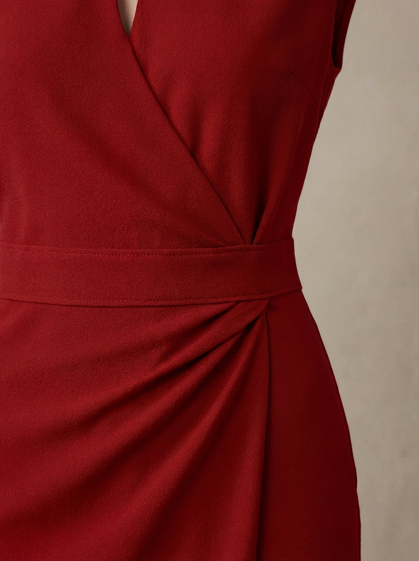 Colette · Robe midi drapée à décolleté discret