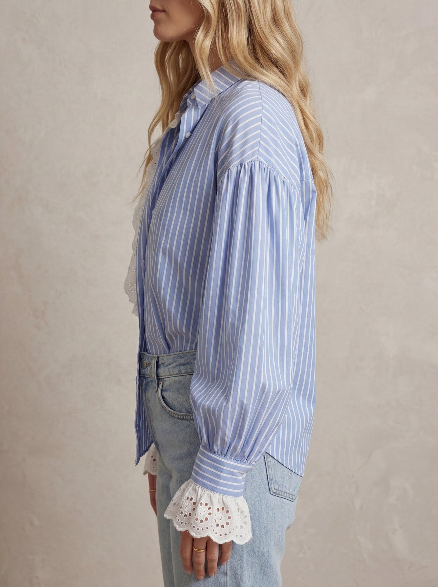 Madeleine · Blouse rayée à manchettes en dentelle