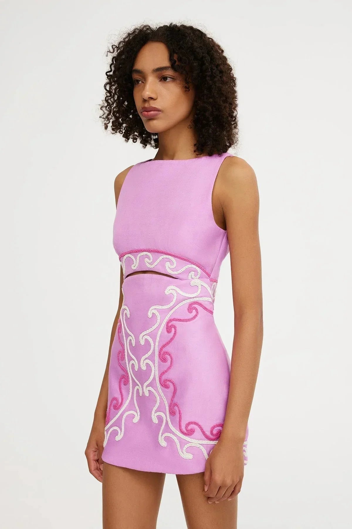 Claire · Robe mini structurée à broderies élégantes