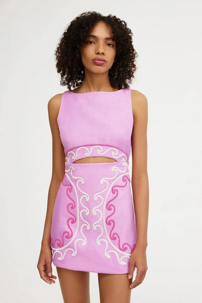 Claire · Robe mini structurée à broderies élégantes