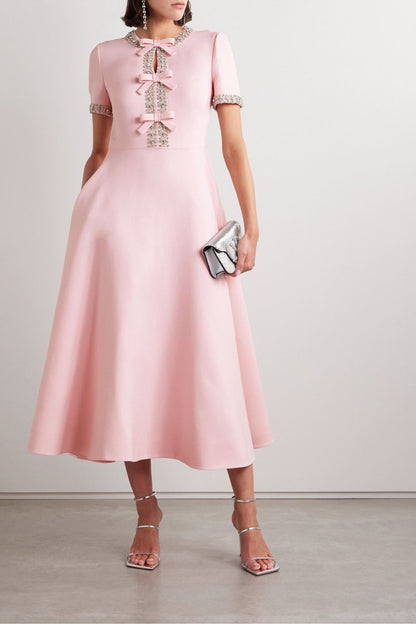 Aria™ | Robe Midi avec Détail de Nœud et Décorations en Cristal